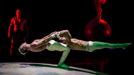 身体弯曲成离奇古怪的形状。享受力量与耐力融合在优美音乐中的视觉盛宴。