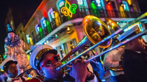 在法国区演奏的铜管乐队