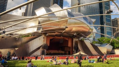 在千禧公园的杰•普利兹克露天音乐厅内享受清新的空气和现场音乐表演