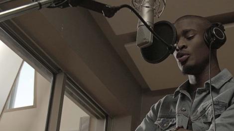 亚特兰大本土说唱歌手 Cam James 在当地工作室录歌