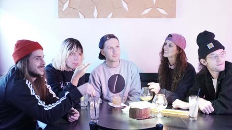 摇滚乐队 Reptaliens 在俄勒冈州波特兰一起在外享用美食