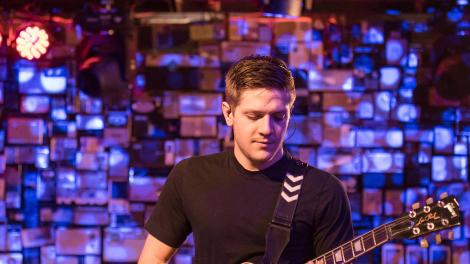 Bass Physics 在科罗拉多州丹佛弹奏吉他