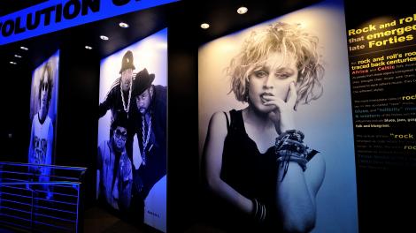 在俄亥俄州克利夫兰的摇滚名人堂参观展览
