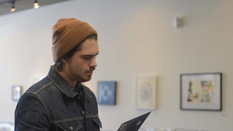 音乐人 Nathan Quick 在德克萨斯州休斯敦选购黑胶唱片