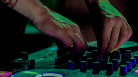 DJ 操纵电子舞曲设备