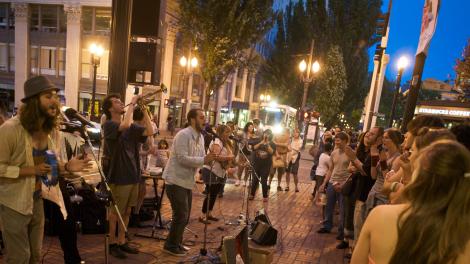 All the Apparatus 乐队正在俄勒冈州波特兰街头表演