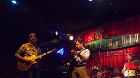 德克萨斯州休斯敦大陆俱乐部的现场音乐表演