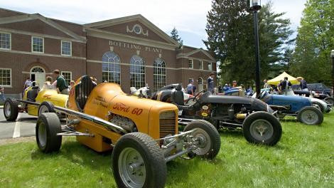 萨拉托加汽车博物馆内展出的一排古董汽车