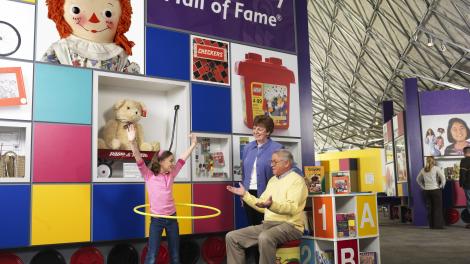 在斯特朗玩具博物馆内体验娱乐活动