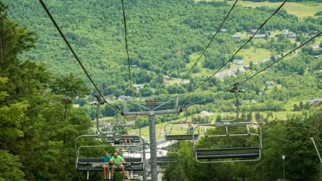 从纽约州温德姆山度假村全年运营的高空缆椅上鸟瞰卡茨基尔的美景