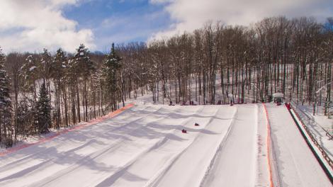 纽约州肖托夸-阿勒格尼地区皮肯峰度假村的雪胎滑道