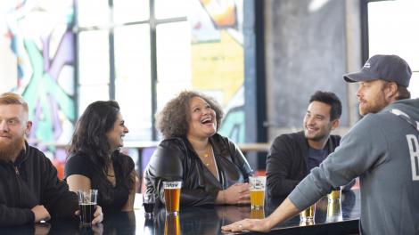 Lady Lark 和她的友人们在明尼苏达州明尼阿波利斯的一家啤酒厂参观