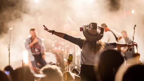 乡村音乐节上与表演者们一起载歌载舞