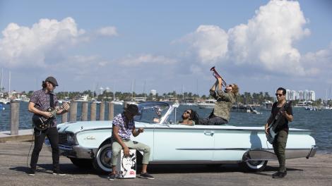 多文化跨流派乐队 Xperimento 在佛罗里达州迈阿密的海滨旁摆姿势拍照留念