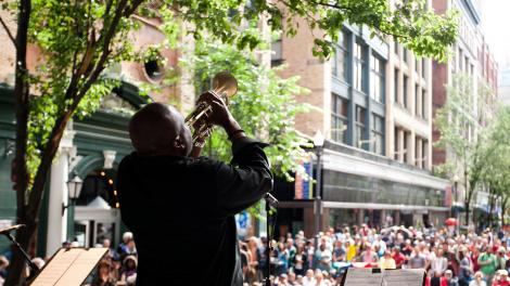 宾夕法尼亚州匹兹堡国际爵士音乐节上的一名爵士音乐人正在演奏乐曲
