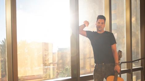 音乐人 Frankie Moreno 在内华达州拉斯维加斯