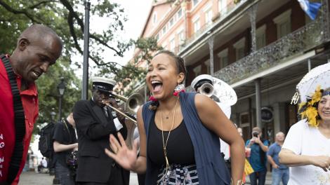 Robin Barnes 和一支路易斯安那州新奥尔良的第二线游行乐队一同在街头起舞