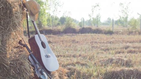 为蓝草乐即兴演奏准备的小提琴和吉他