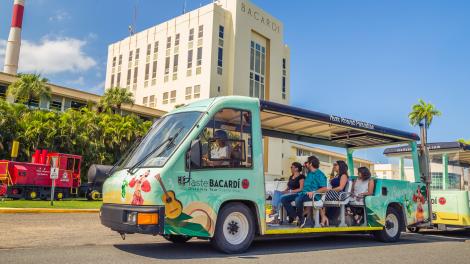 乘坐电车游览百加得之家