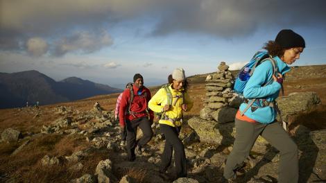 随同阿巴拉契亚山脉俱乐部，在新罕布什尔州的白山徒步旅行