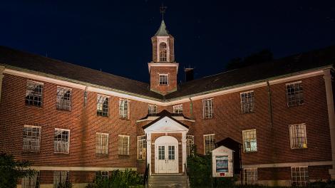 夜探布法罗附近的东贝瑟尼罗尔山收容所