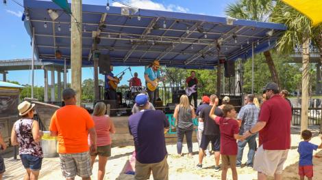 Disfrutando música en vivo en la playa en Lulu's Gulf Shores en Alabama