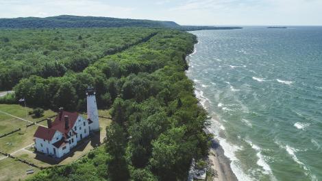 密西根州苏圣玛丽附近的 Point Iroquois Lighthouse 灯塔俯瞰着苏必利尔湖