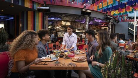 在 Universal CityWalk 的 Antojitos Cocina Mexicana 餐厅露天用餐