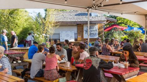 在俄勒冈州波特兰的 Cartopia 餐车美食广场进餐