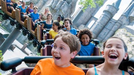在 Universal Studios Hollywood 的 The Wizarding World of Harry Potter™ 乘坐 Flight of the Hippogriff™ 过山车