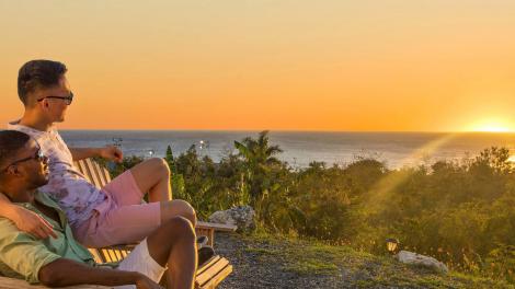 一对爱侣在波多黎各林孔欣赏落日余晖