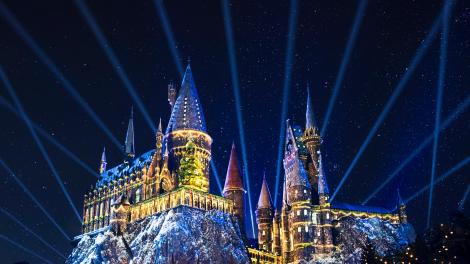 在Universal Studios Hollywood 的 The Wizarding World of Harry Potter™ 过圣诞