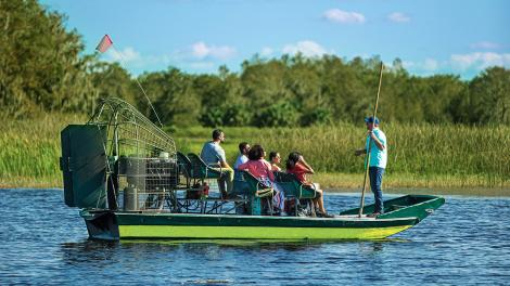 乘坐汽艇穿越著名的佛罗里达州大沼泽地的河流源头