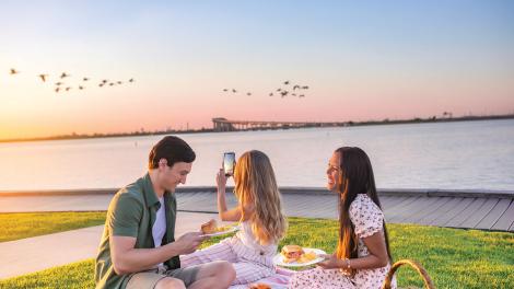 Prien 湖公园的日落野餐