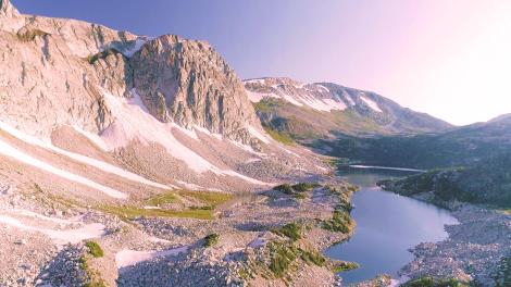 怀俄明州雪山山脉风景道旁的壮美景致