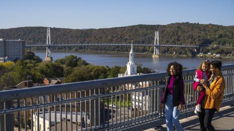 沿着沃尔基尔谷铁路欣赏纽约州新帕尔兹的风光