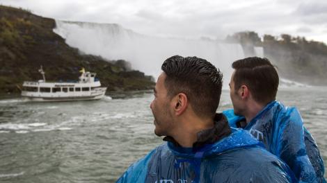 在纽约州尼亚加拉瀑布城的尼亚加拉大瀑布州立公园领略美景