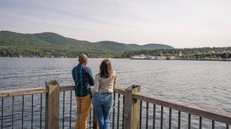 在纽约州乔治湖镇的乔治湖上欣赏湖面风光