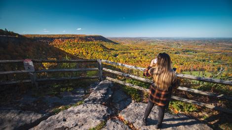 从约翰·博伊德·撒切尔州立公园欣赏纽约州奥尔巴尼的美景
