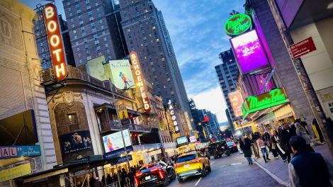 纽约州纽约市剧院区的璀璨灯光