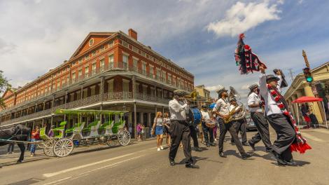 “第二线”游行穿越路易斯安那州新奥尔良的法国区