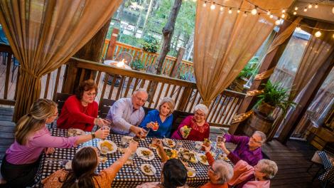 在路易斯安那州斯莱德尔 Palmettos on the Bayou 餐厅的露台用餐
