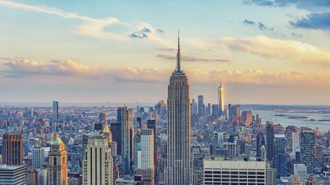 帝国大厦矗立在纽约市曼哈顿城市天际线上