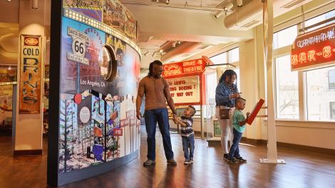 广场历史博物馆展出的 66 号公路纪念品