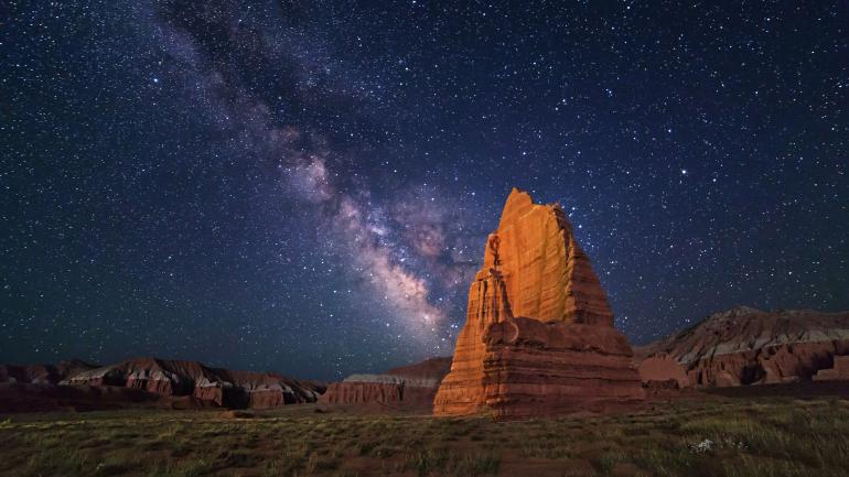 犹他州圆礁国家公园月神殿岩层的夜空