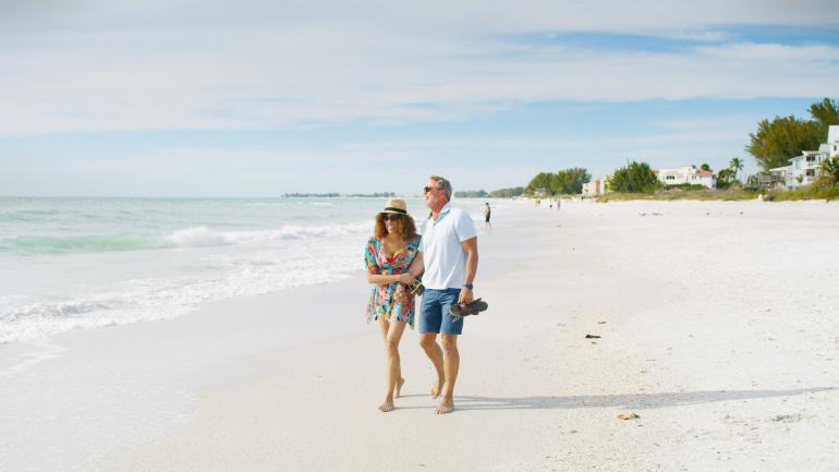 Un paseo romántico por la costa de una de las playas de Bradenton en el golfo
