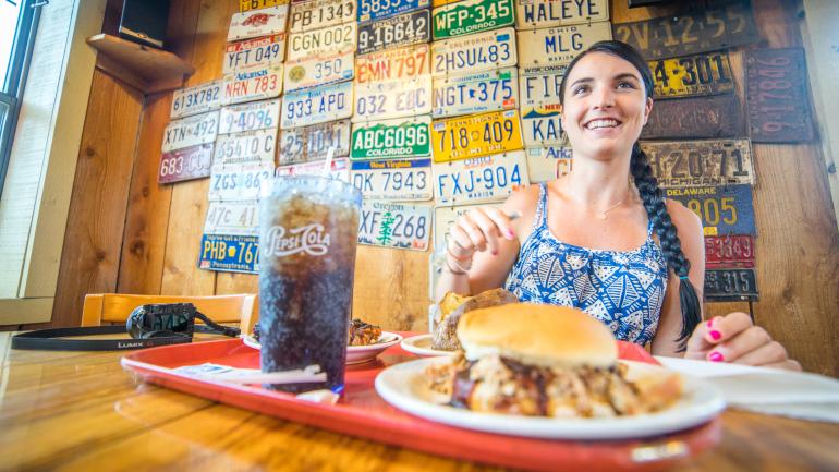 在阿肯色州温泉城品尝南方烤肉