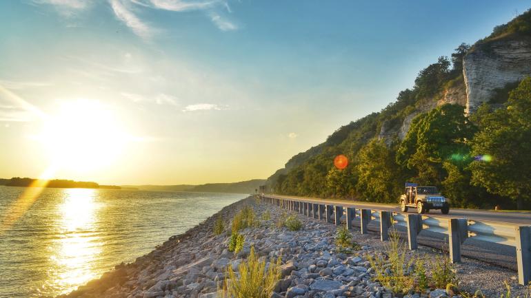 沿伊利诺伊州奥尔顿的大河之路国家风景道一路行驶