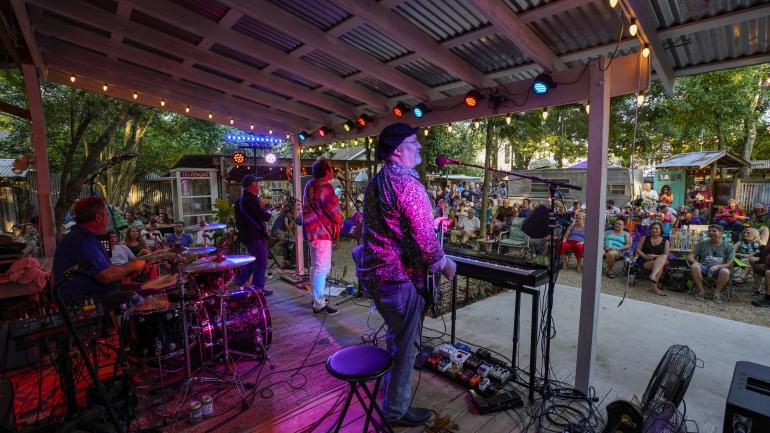 参加在路易斯安那州巴吞鲁日举办的户外音乐会