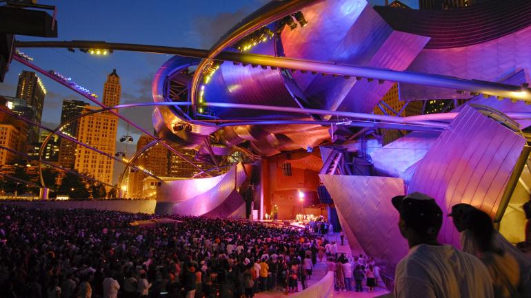 伊利诺伊州芝加哥普利兹克露天音乐厅的晚间娱乐活动